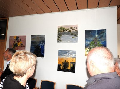 Besucherinnen und Besucher vor den Gemälden